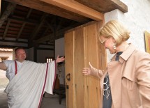 Römer Michael Gann begrüßt Landeshauptfrau Johanna Mikl-Leitner im neuen Haus des Ölhändlers