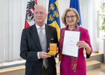 Landeshauptfrau Johanna Mikl-Leitner überreicht Rainer Küchl das „Große Goldene Ehrenzeichen für Verdienste um das Bundesland Niederösterreich“.