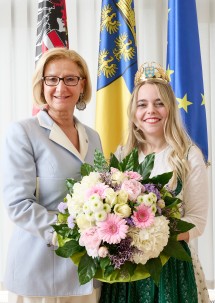 Landeshauptfrau Johanna Mikl-Leitner mit der neuen Weinkönigin Sophie Hromatka.