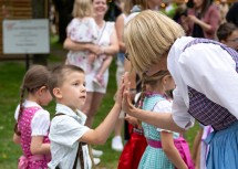 Die Landeshauptfrau klatschte mit den Kids der Kindertanzgruppe ab und wünschte alles Gute für die Vorführung.