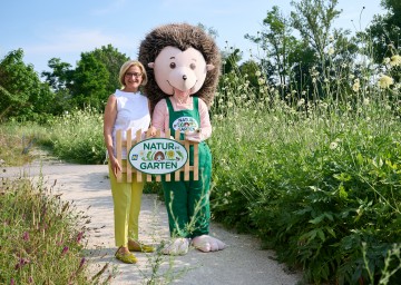 Landeshauptfrau Johanna Mikl-Leitner mit „Natur im Garten“ Maskottchen Igel NIG