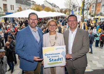 Landeshauptfrau Johanna Mikl-Leitner mit Bürgermeister Christian Haberhauer (rechts) und Vizebürgermeister Markus Brandstetter (links) eröffneten gemeinsam den neu gestalteten Hauptplatz in Amstetten.