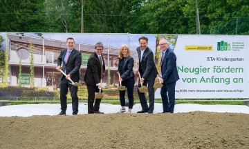 Im Bild von links nach rechts: Bürgermeister Christoph Kaufmann, Bundesminister Martin Polaschek, Barbara Abraham, Präsident des ISTA Martin Hetzer und LH-Stellvertreter Stephan Pernkopf