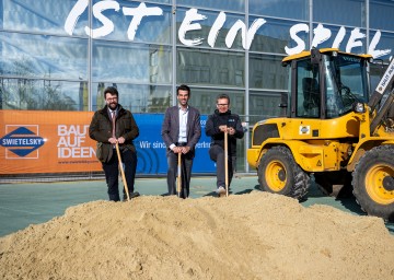 Im Bild von links nach rechts: Vizebürgermeister Harald Ludwig, LH-Stellvertreter Udo Landbauer, Geschäftsführer Franz Stocher (v.l.n.r.) 