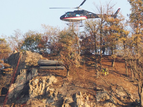 Hubschrauber unterstützt die Arbeiten aus der Luft