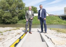 Niederösterreichs LH-Stellvertreter Stephan Pernkopf und Burgenlands Landesrat Heinrich Dorner freuen sich über das neu entwickelte Hochwasserprognosesystem für die Leitha (v.l.n.r.)