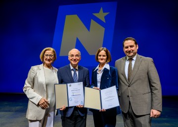 Landeshauptfrau Johanna Mikl-Leitner (links) und Obmann der Landespersonalvertretung Hans Zöhling (rechts) ehrten Primarius Christoph Hörmann und Bezirkshauptfrau Martina Gerersdorfer