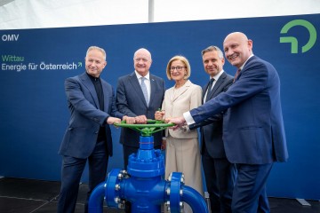 Von links nach rechts: OMV-CEO Alfred Stern, Bundeskanzler Christian Stocker, Landeshauptfrau Johanna Mikl-Leitner, Wirtschaftsminister Wolfgang Hattmannsdorfer und OMV-Vorstand Berislav Gaso.
