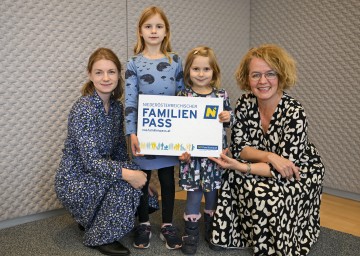 Familien-Landesrätin Christiane Teschl-Hofmeister freut sich mit Julia, Frieda und Margaretha Müllner über erlebnisreiche Ferien mit dem NÖ Familienpass.