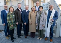 Eröffnung des Um- und Zubaus der Volksschule: Planer Matthias Nolz, Schulqualitätsmanagerin Elke Wimmer, Bezirkshauptmann Michael Engel, Bürgermeister Albert Mayer, Landeshauptfrau Johanna Mikl-Leitner, Landtagsabgeordneter Otto Auer, Direktorin Gertrude Kopp und Pater Adam Konopka (v.l.n.r.).