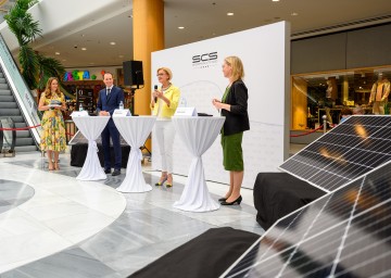 Photovoltaikanlage auf der Shopping City Süd durch Eigentümervertreter Paul Douay, Landeshauptfrau Johanna Mikl-Leitner und Bundesministerin Leonore Gewessler (v.l.n.r.) offiziell in Betrieb genommen.