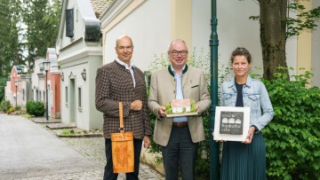 Michael Staribacher, Leiter des Kellergassenmanagements der Dorf- und Stadterneuerung, LH-Stellvertreter Stephan Pernkopf und Doris Knoll, Amtssachverständige für Baukultur des Landes Niederösterreich, in der St. Pöltner Kellergasse.