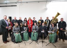 Landeshauptfrau Johanna Mikl-Leitner mit Bürgermeister Gustav Glöckler (li. außen) und dem Musikverein Wöllersdorf-Steinabrückl, der die Feier musikalisch gestaltete.