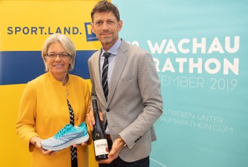 Freuten sich auf den Wachau-Marathon: Sport-Landesrätin Petra Bohulsav und Veranstalter Michael Buchleitner (v.l.n.r.) 