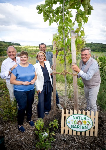 (v.l.) Wolfgang Sobotka (Präsident der „European Garden Association – Natur im Garten International“), Christa Lackner (Geschäftsführerin Natur im Garten), Landeshauptfrau Johanna Mikl-Leitner, Biogärtner Karl Ploberger und Reinhard Kittenberger pflanzten einen Baum im neuen Themengarten.