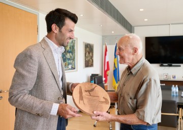 LH-Stellvertreter Udo Landbauer mit dem ältesten Leistungsturner Österreichs, dem 85-jährigen Franz Kastner aus Amstetten.