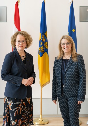 (v.l.n.r.): Landesrätin Christiane Teschl-Hofmeister und Landesrätin Ulrike Königsberger-Ludwig.
