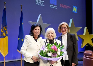 Beim Europatag 2025 und Festakt „Erinnern für die Zukunft“ (v.l.n.r.): Danielle Spera, Erika Freeman, die im Alter von zwölf Jahren vor den Nationalsozialisten nach Amerika geflohen ist und Landeshauptfrau Johanna Mikl-Leitner. Fotocredit NLK Pfeiffer
