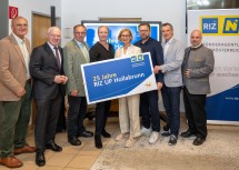 Peter Steinbach, Obmann der LEADER Region Weinviertel-Manhartsberg, ecoplus Geschäftsführer Helmut Miernicki, Landtagsabgeordneter Richard Hogl, RIZ UP-Geschäftsführerin Petra Patzelt, Landeshauptfrau Johanna Mikl-Leitner, WKNÖ-Bezirksstellenleiter Hollabrunn Julius Gelles, Peter Kirchner, Leiter der AMS-Geschäftsstelle Hollabrunn, und Bezirkshauptmann Karl-Josef Weiss. 