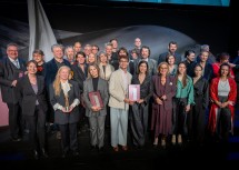 Landeshauptfrau Johanna Mikl-Leitner mit allen Preisträgerinnen und Preisträgern bei der Kulturpreisgala 2025 im Festspielhaus St. Pölten.