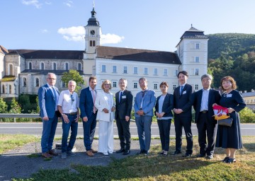 Landeshauptfrau Johanna Mikl-Leitner und (li. von ihr) Bürgermeister Manuel Aichberger feierten 50 Jahre Stadterhebung Lilienfeld, u.a. gemeinsam mit Gästen der Lilienfelder Partnerstadt Joetsu in Japan, die mit einer Abordnung rund um den japanischen Botschafter Ryuta Mizuuchi (5.v.re) teilnahmen.