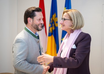 Landeshauptfrau Johanna Mikl-Leitner mit Landesjägermeister Christoph Metzker.