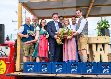 Eröffneten gemeinsam die Wieselburger Messe und gratulierten dem Landwirtschaftsminister zum 50. Geburtstag (v.l.n.r.): Moderator Thomas Meisinger, LH-Stellvertreter Stephan Pernkopf, Messedirektorin Marion Heim, Bundesminister Norbert Totschnig, Landwirtschaftskammer NÖ Präsident Johannes Schmuckenschlager, Landeshauptfrau Johanna Mikl-Leitner, Johannes Heindl und EU-Abgeordneter Alexander Bernhuber.