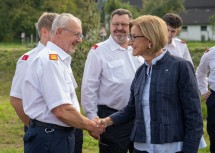 Landeshauptfrau Johanna Mikl-Leitner im Gespräch mit Feuerwehrleuten.