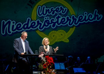 Landeshauptfrau Johanna Mikl-Leitner im Gespräch mit Moderator Fritz Lengauer bei der Feier der  25- bzw. 40-jährigen Dienstjubiläen der NÖ Landeslehrerinnen und -lehrer im Festspielhaus St. Pölten.