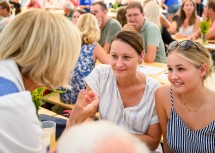 Nach dem Gründungsfest am Hauptplatz Lanzenkirchen nahm sich Landeshauptfrau Johanna Mikl-Leitner Zeit für viele Gespräche im Rahmen der Feier im Festzelt Haderswörth.