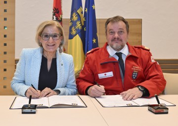 Landeshauptfrau Johanna Mikl-Leitner und der Präsident des Roten Kreuz Niederösterreich Hans Ebner bei der Unterzeichnung des Vertrages für die Förderung der Lernhäuser.