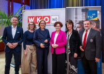 (v.l.n.r.) Martin Resel, Stv. Vorstandsvorsitzender & CCO Enterprise A1, Alexandra Wittmann, Vorstandsmitglied EVN, Landeshauptfrau Johanna Mikl-Leitner, Staatssekretärin Elisabeth Zehetner, - Karin Meier-Martetschläger, Pfandleihanstalt Martetschläger, und der Präsident des NÖ Roten Kreuzes, Hans Ebner.