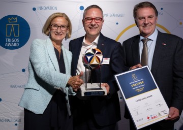 Gewinner in der Kategorie „Vorbildliche Projekte“ ist die KASTNER Service GesmbH aus Zwettl (v.l.): Landeshauptfrau Johanna Mikl-Leitner, Geschäftsführender Gesellschafter Christof Kastner und WKNÖ-Präsident Wolfgang Ecker.