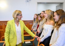 Landeshauptfrau Johanna Mikl-Leitner im Gespräch mit Schülerinnen der HBLA Klosterneuburg. 