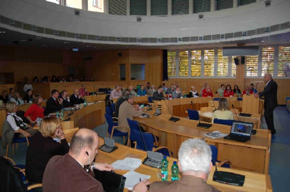 Kreishauptmann Jan Zahradnik eröffnet die interregionale Konferenz im südböhmischen Kreisamt in Budweis