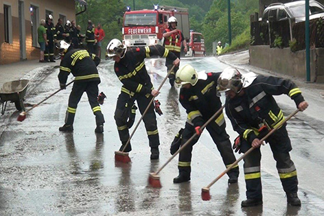 Feuerwehrleute bei Aufräumungsarbeiten