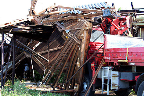 Sturmeinsatz am 06.08. in Kirchberg am Walde, Lkw unter den Trümmern einer zerstörten Scheune