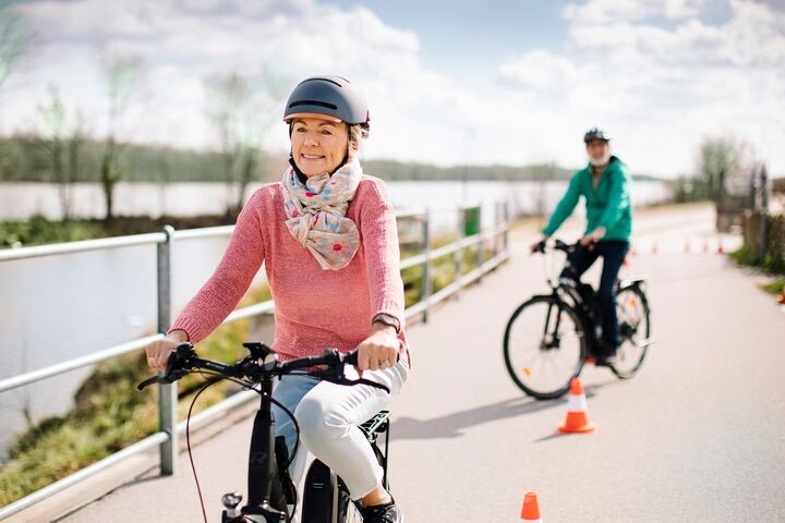 Frau fährt auf E-Bike