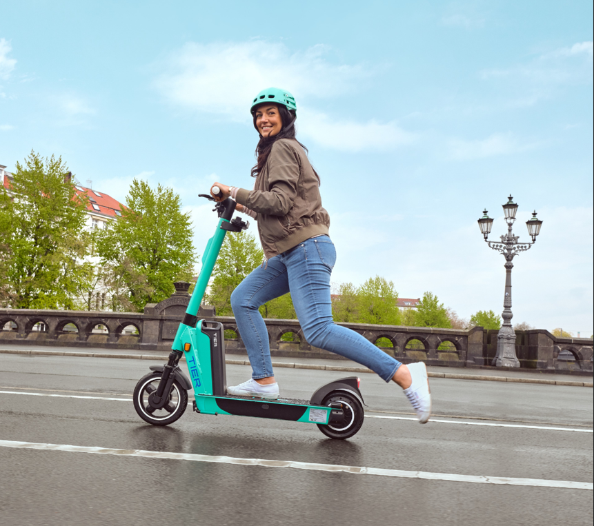 Frau fährt mit e-Scooter